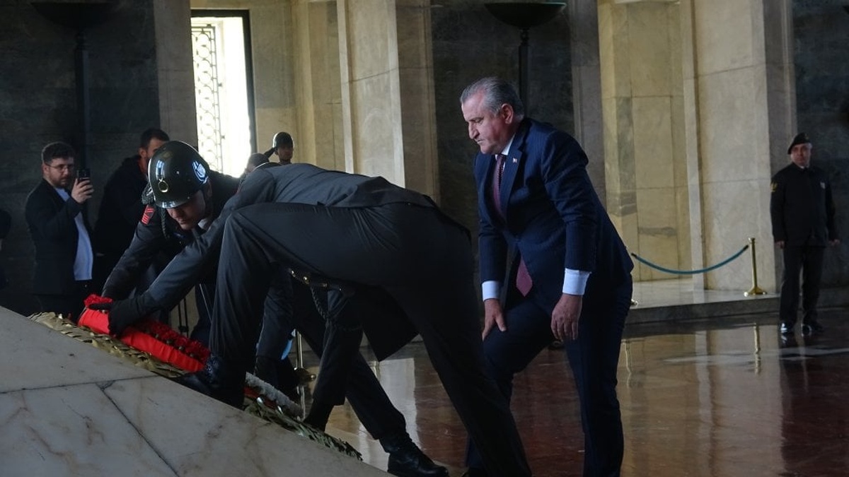 Gençlik ve Spor Bakanı Bak, Anıtkabir'de: Gençlik haftası, Türkiye yüzyılı vizyonuyla daha da anlam kazandı