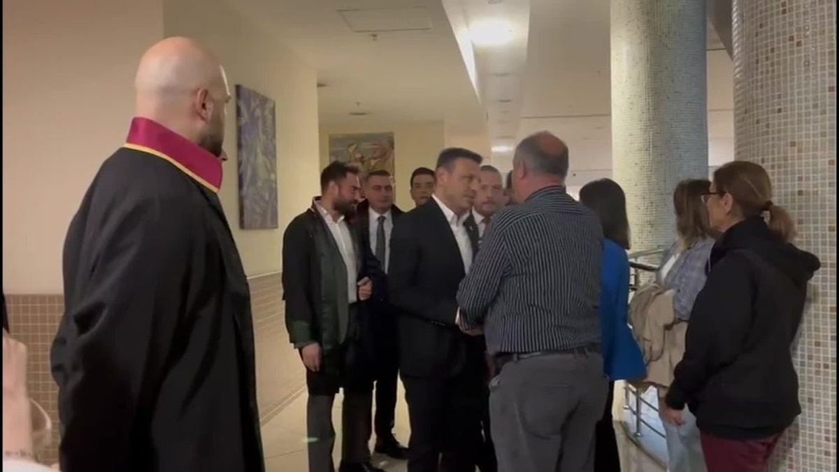 Üç üniversite öğrencisi 'Diktatör Erdoğan' yazılı döviz taşıdıkları gerekçesiyle hakim karşısına çıktı