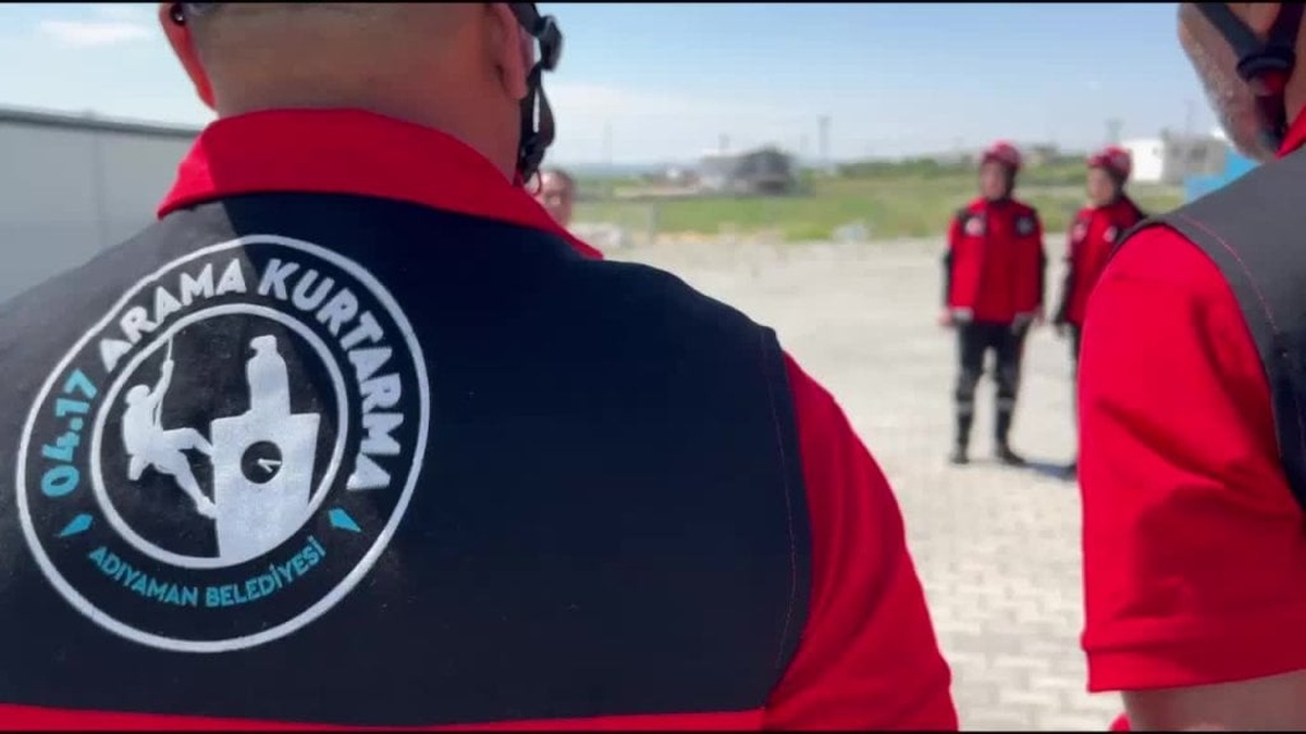 Adıyaman Belediyesi'nden afet tatbikatı: Ekipler enkaz altında yaralı kurtardı