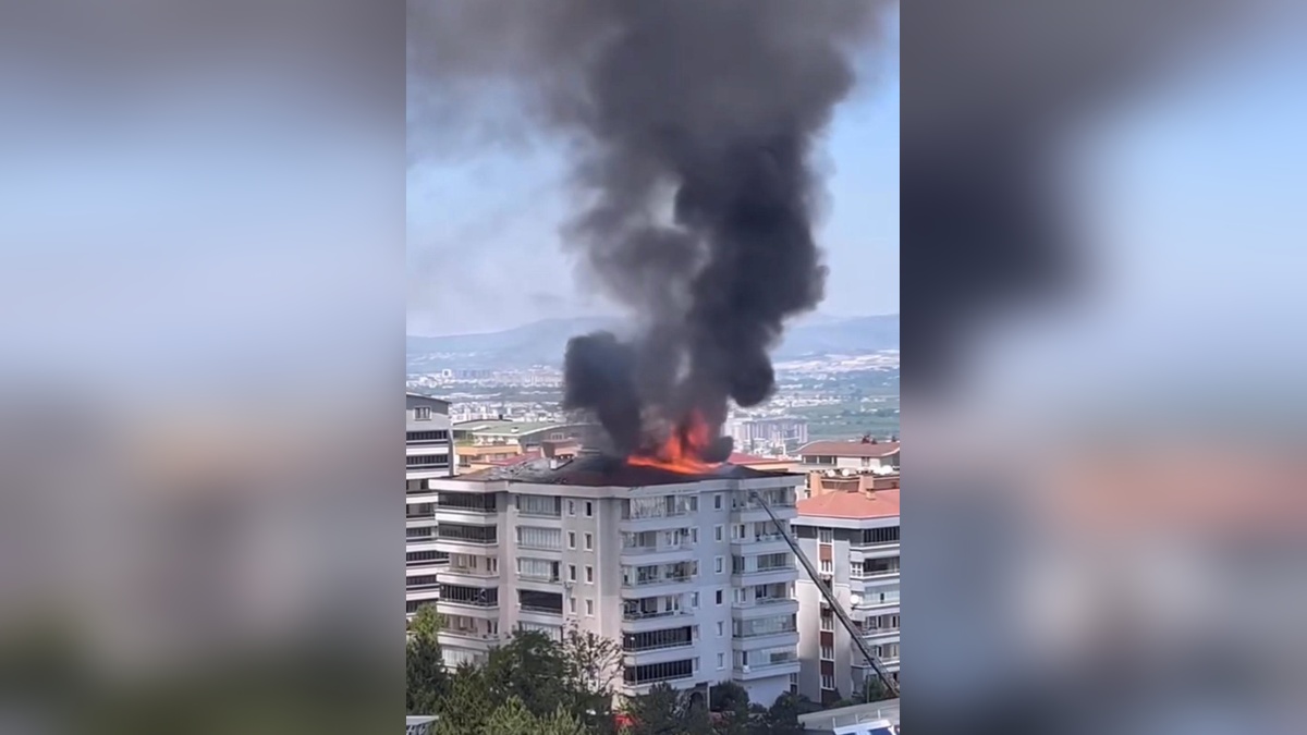 Bursa'da yedi katlı binanın çatısında yangın: Çatı kullanılamaz hale geldi