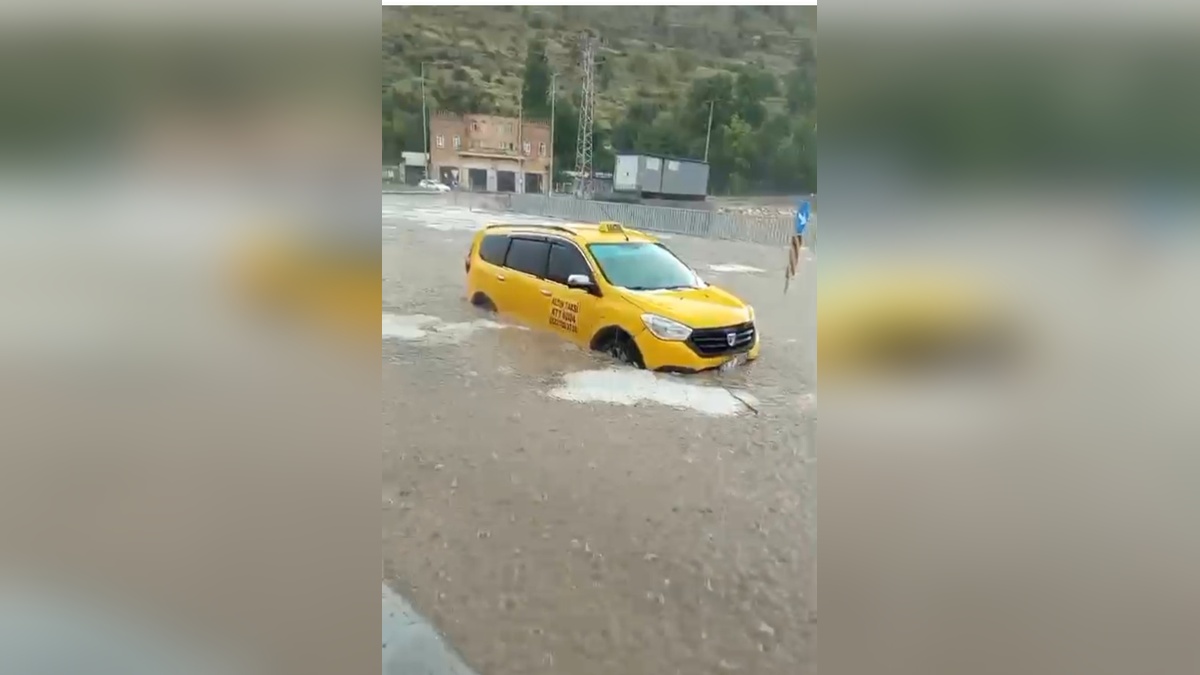 Savur'da sağanak yağış hayatı felç etti