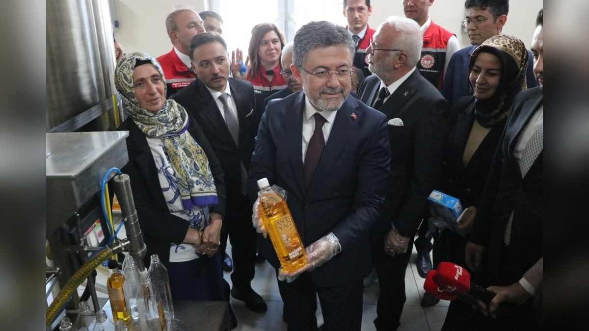 Bakan Yumaklı, Ağırnas'taki kadın kooperatifini ziyaret etti: 'Aspir stratejik ürünlerimiz arasında'