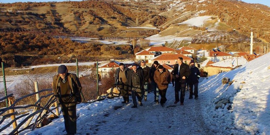 Cep telefonuyla konuşmak için tepelere çıkıyorlar