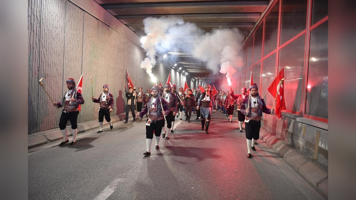 Kayseri'de Coşkulu 19 Mayıs Fener Alayı: Gençler ve vatandaşlar meydanları doldurdu