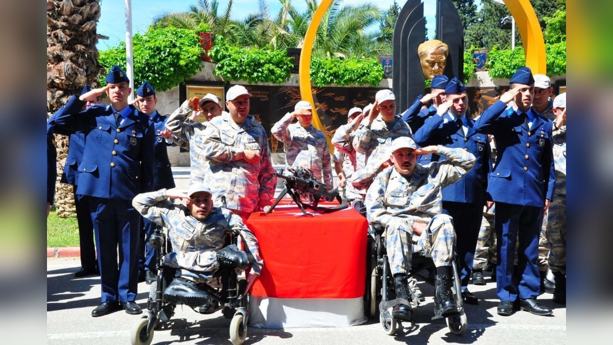 Akhisar'da 56 engelli genç, temsili askerlik heyecanı yaşadı