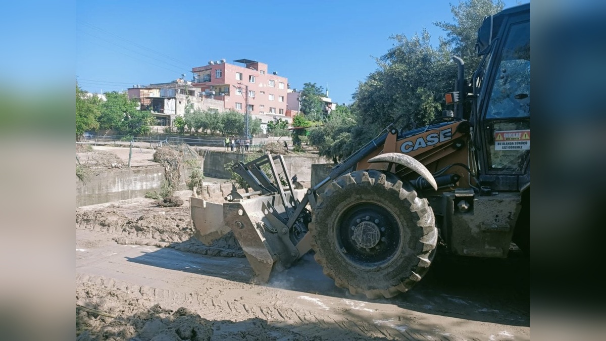 Kadirli'de sel felaketinin ardından temizlik çalışmaları başladı