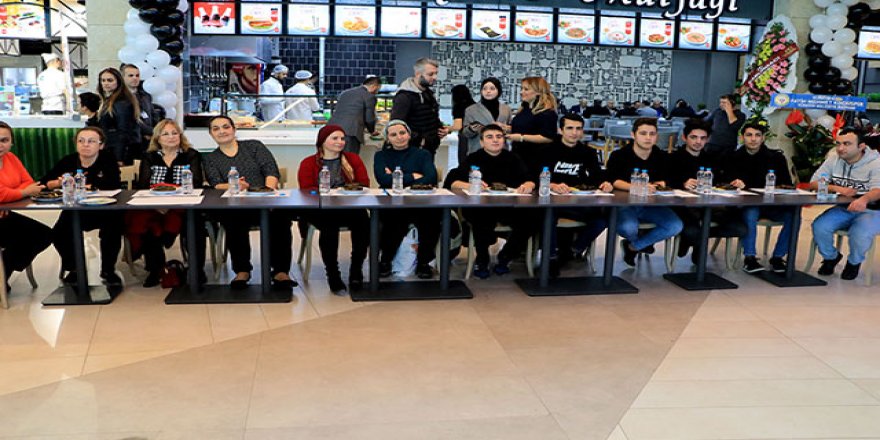 1 dakikada 20 yaprak sarması yedi, yarım altın kazandı