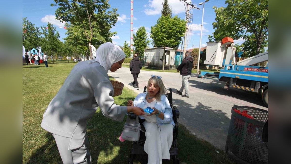Gölcük Engelsiz Bahar Şenliği: Beyaz Kalpler'den özel öğrenciler el emeği ürünlerini hediye etti