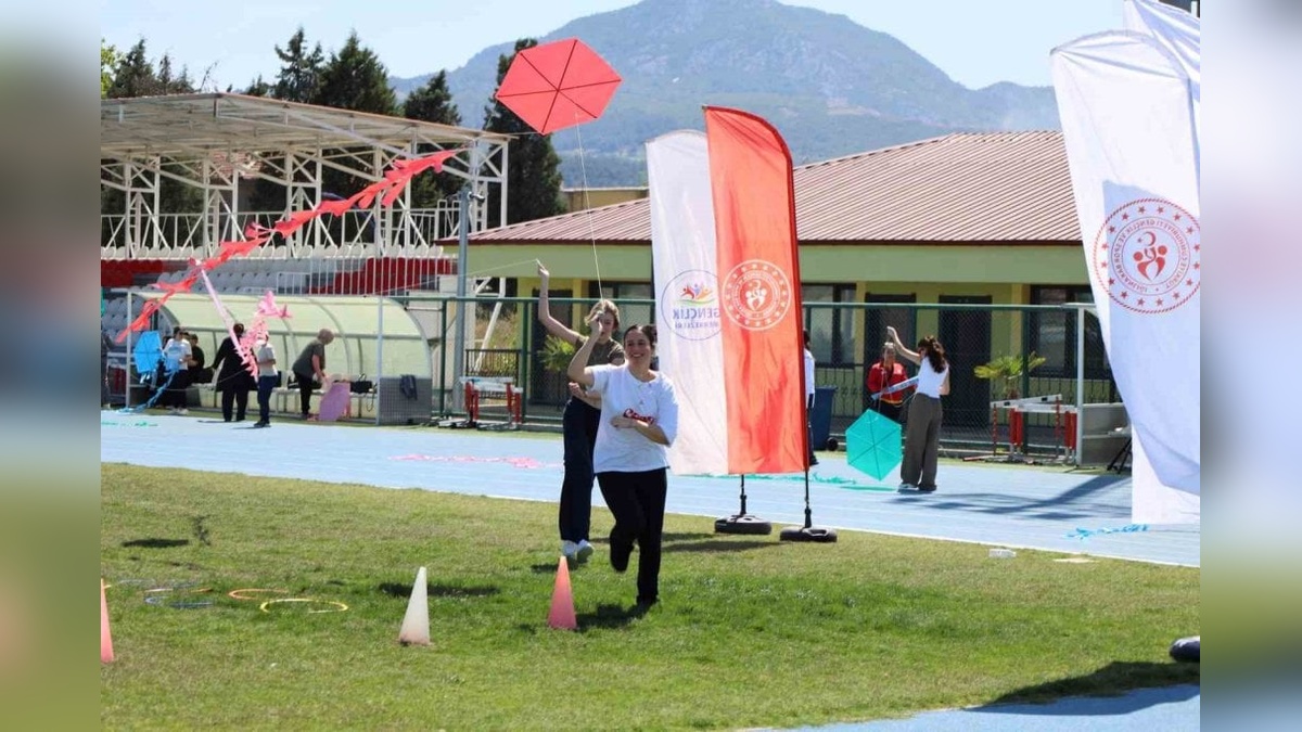 Manisa'da uçurtmalar gökyüzünü renklendirdi: Engelliler ve Gençlik Haftası coşkuyla kutlandı