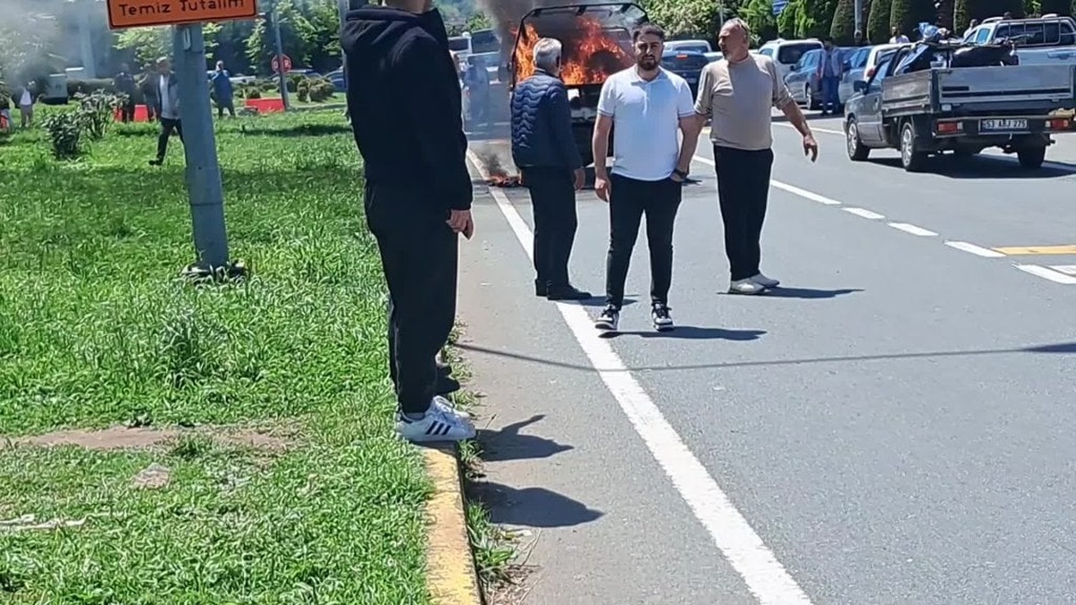 Hopa'da araç yangını: Uluslararası transit yol trafiğe kapandı