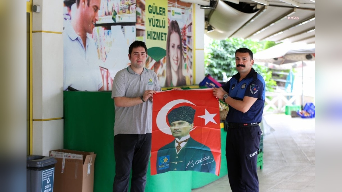 Narlıdere Belediyesi'nden 19 Mayıs Bayramı'nda anlamlı jest: Esnafa Atatürk baskılı bayrak dağıtıldı