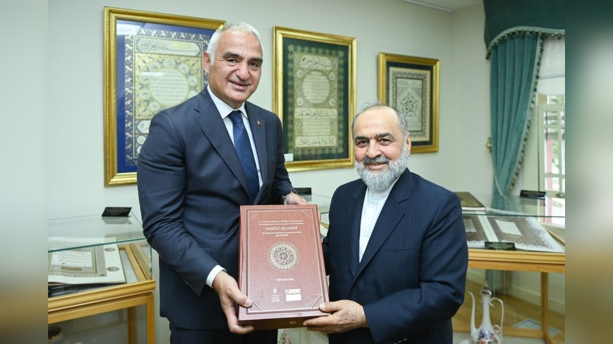 Bakan Ersoy, İslam Medeniyetleri Sanat Bahçesi'ni ziyaret etti: İstanbul Mushafı'nın değerini vurguladı