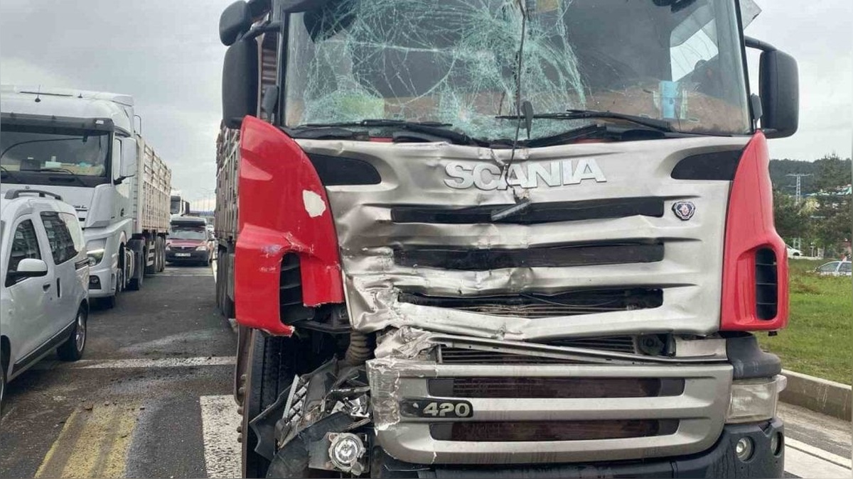 Bolu'da tır kazası: Kamyonet sürücüsü yaralandı