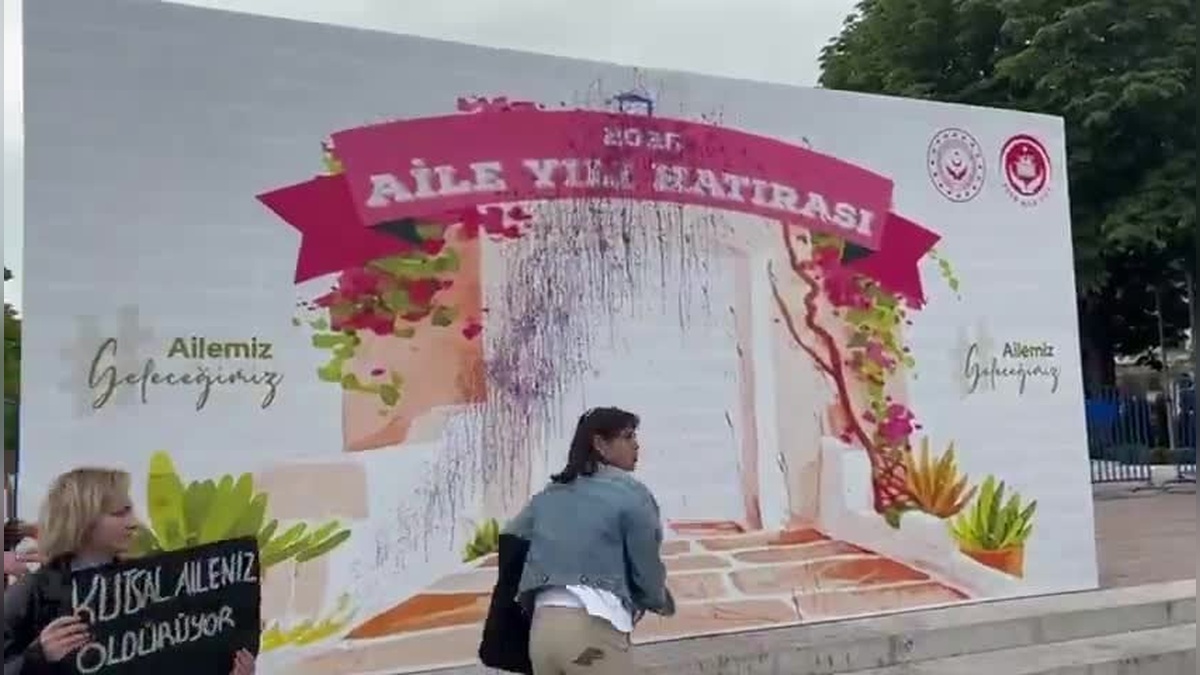 Halkevci Kadınlar'dan 'Aile Yılı' panosuna mor boya eylemi: 'Aile yılınız çocuk istismarı'
