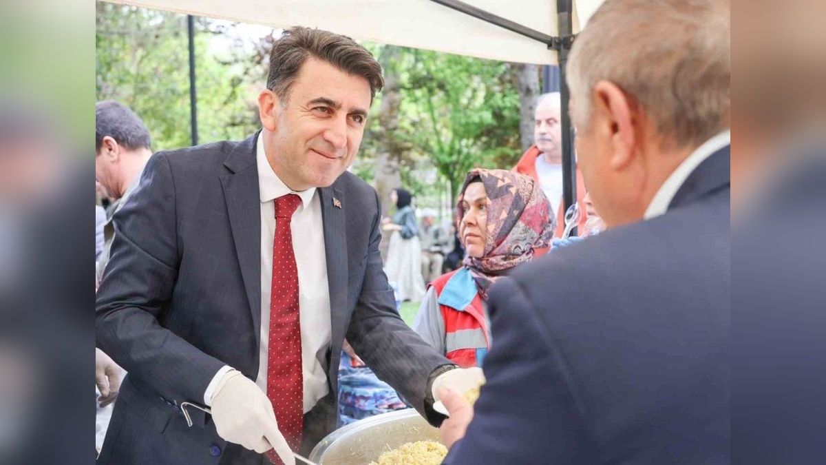 Bilecik Valisi Aygöl'den Cuma geleneği: Vatandaşlara şifalı pilav ikramı