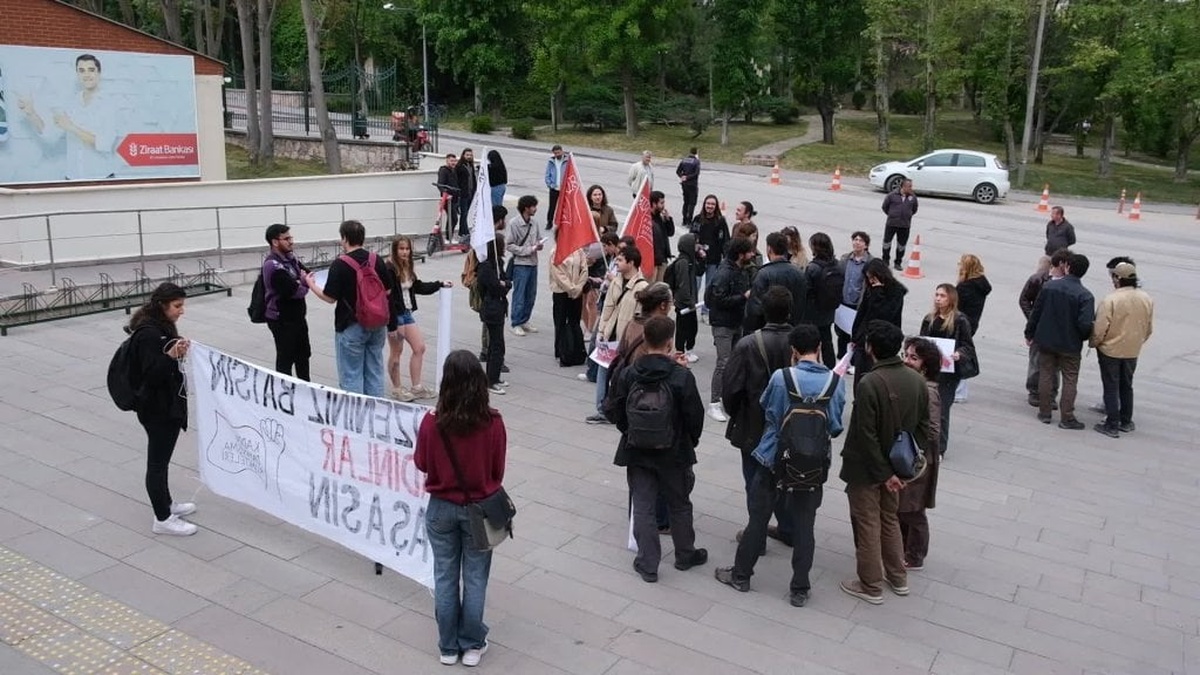 Anadolu Üniversitesi'nde aile sempozyumu protesto edildi: Öğrencilerden tepki