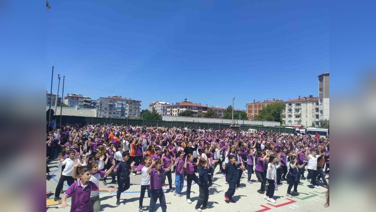 Mudanya Şükrü Çavuş Sait Eroğlu İlkokulu'nda hareketli yaşam coşkusu: 820 öğrenci zumba yaptı