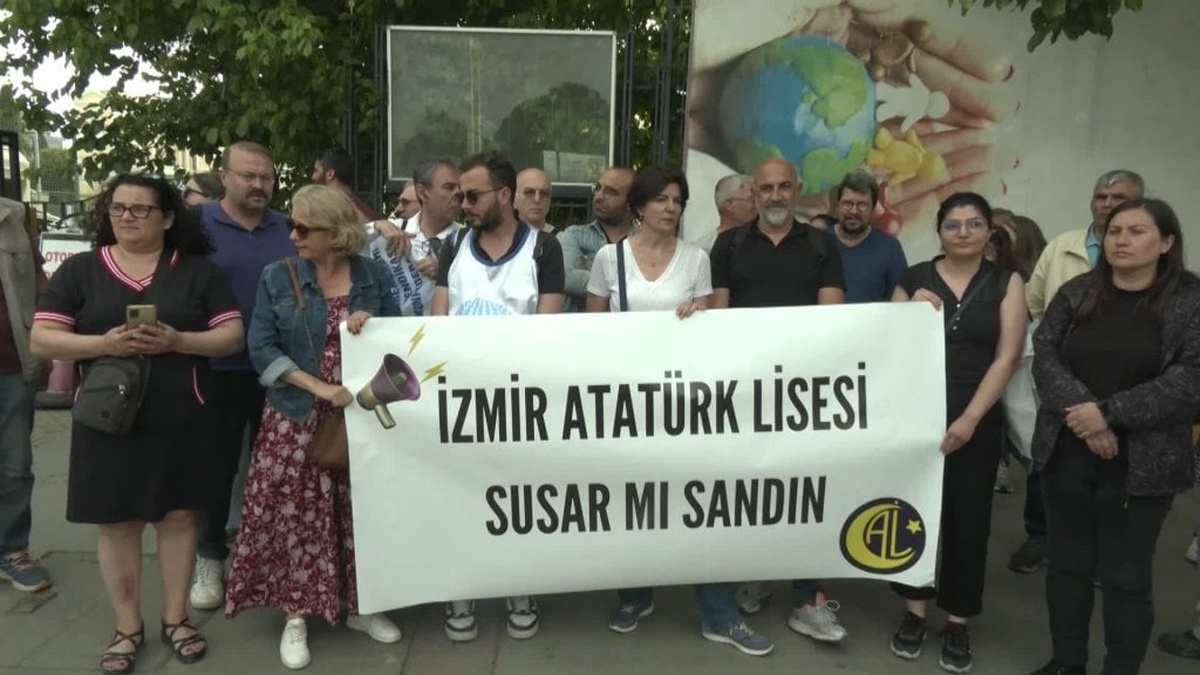 İzmir Atatürk Lisesi'nde 'Kişisel Farkındalık' Semineri: Tepki Çeken İfadeler ve Davranışlar