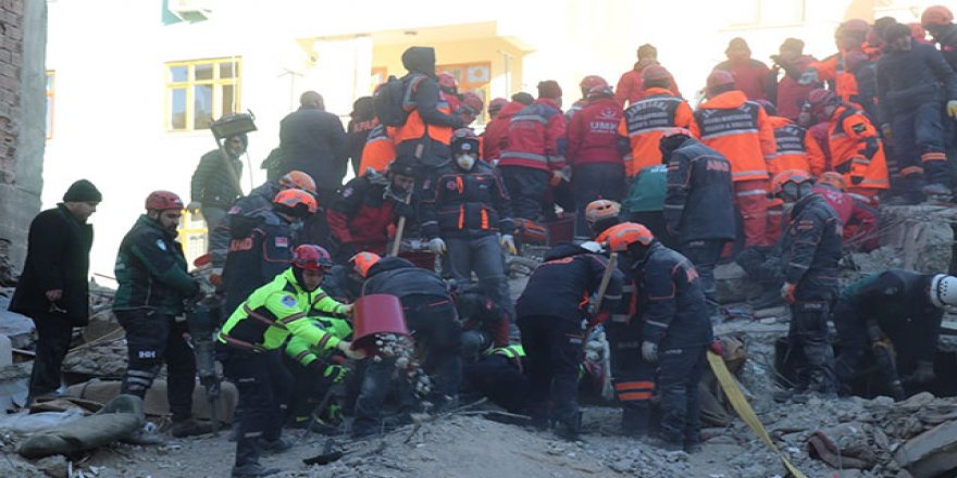 Enkazdan 8 dakika arayla çıkarılan Miraç hayatını kaybetti, annesi tedaviye alındı