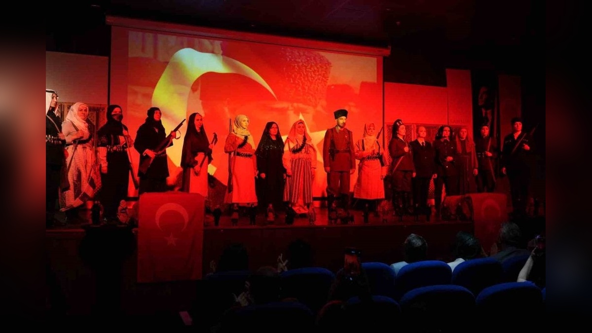 Samsun Olgunlaşma Enstitüsü'nden anlamlı defile: Milli Mücadele kahramanlarının kıyafetleri yeniden canlandı