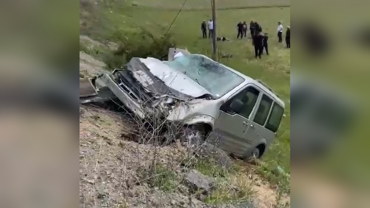 Sivas'ta Kaza: Hafif ticari araç şarampole devrildi, sürücü hayatını kaybetti