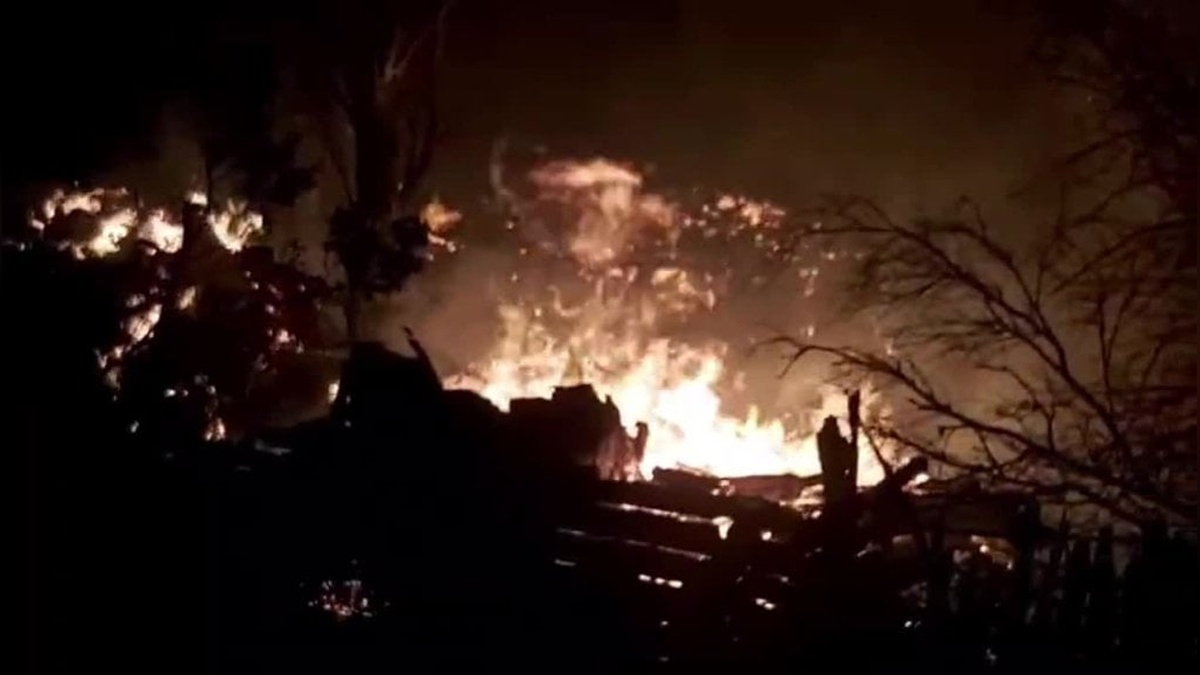 Çorum'da köy yangını: Üç evde hasar