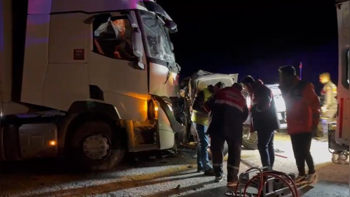 Sivas'ta kaza: Tır ile pikap çarpıştı, 1 kişi öldü