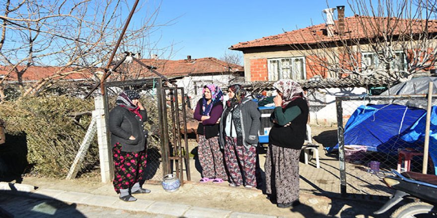 Manisa'da sarsıntılar devam ediyor, halk evlerine girmiyor