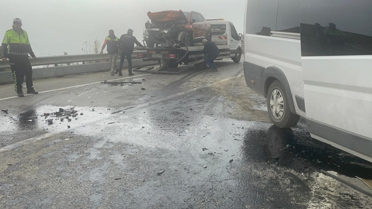 Gemlik'te Kaza: İşçi servisi ve otomobil çarpıştı, 12 yaralı