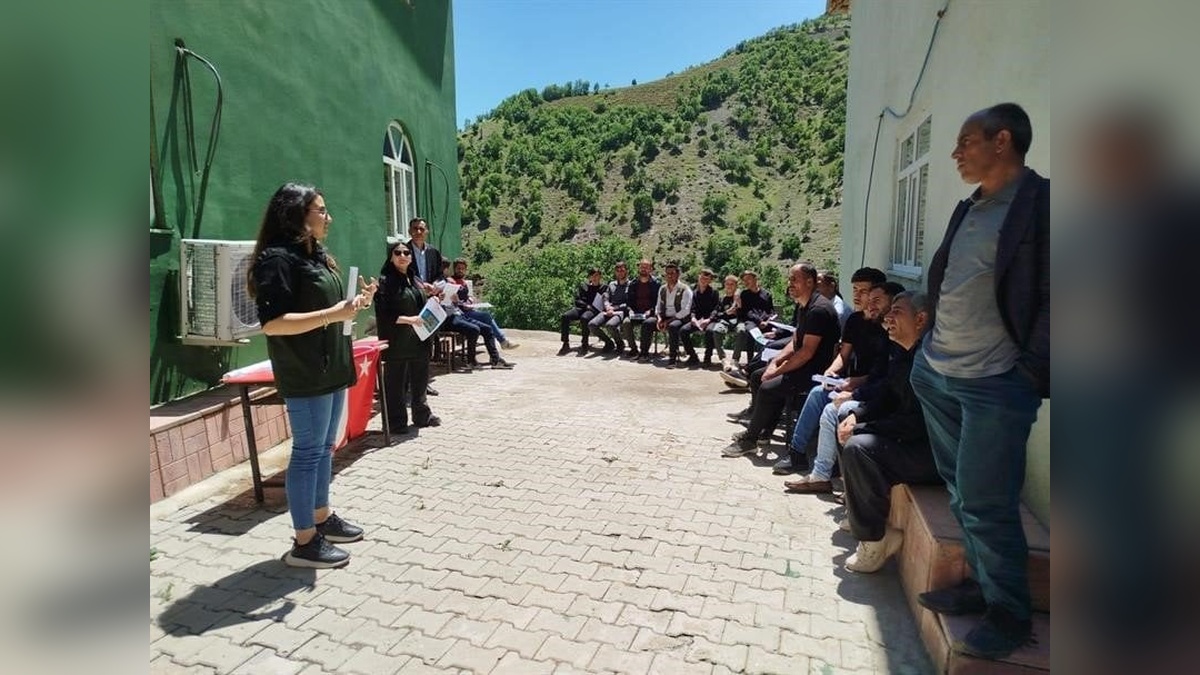 Hakkari'de besiciler şap hastalığı konusunda bilgilendiriliyor