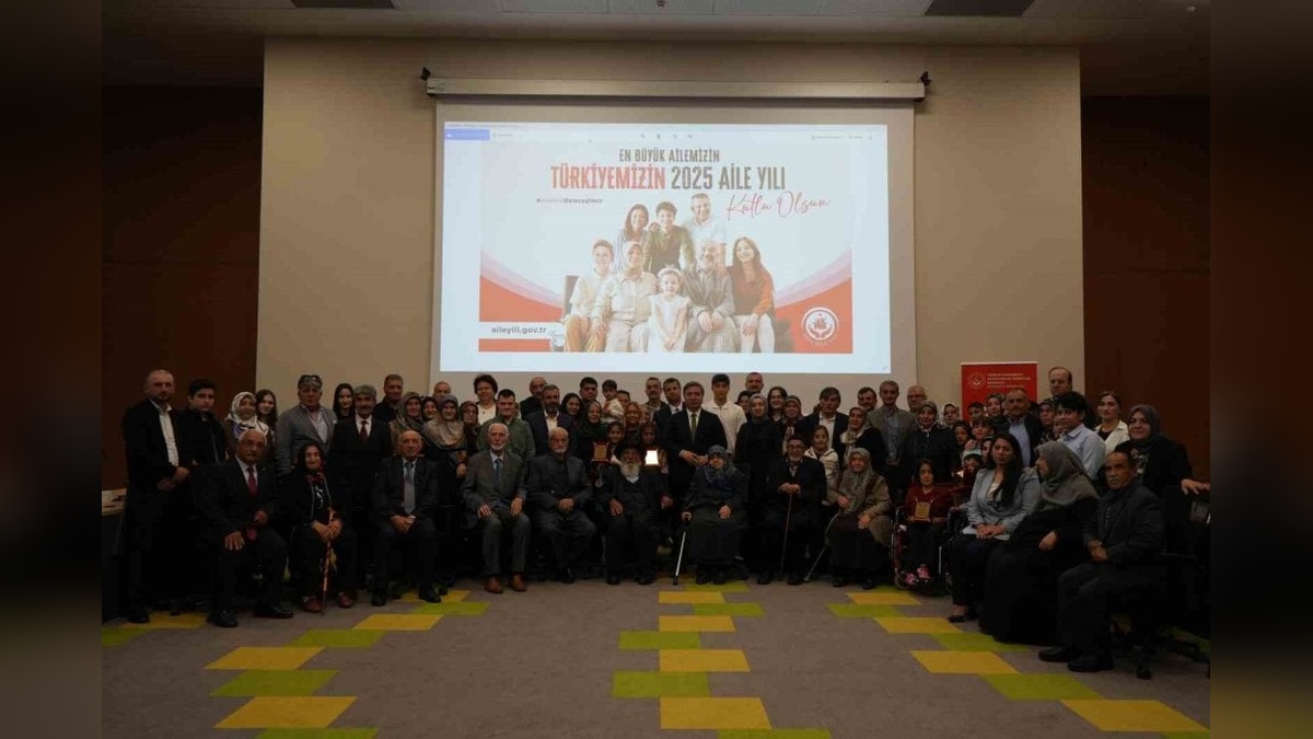 Erzincan Valisi Aydoğdu: 24 örnek aileye şilt takdim etti