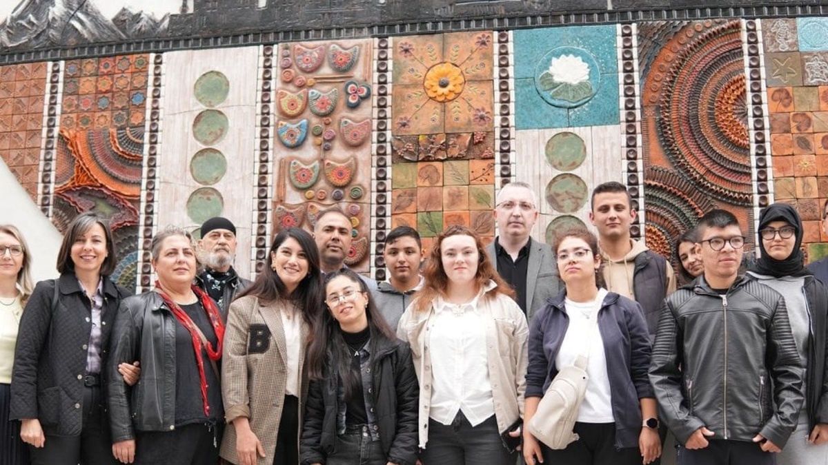 Bursa'da özel gençlerden anlamlı proje: 8,5 metrelik seramik pano