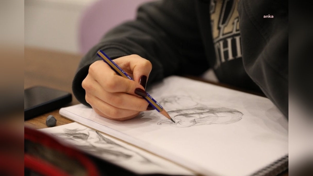 İBB Gençlik Ofisleri'nden ücretsiz eğitimler: 17 farklı alanda gelişim fırsatı