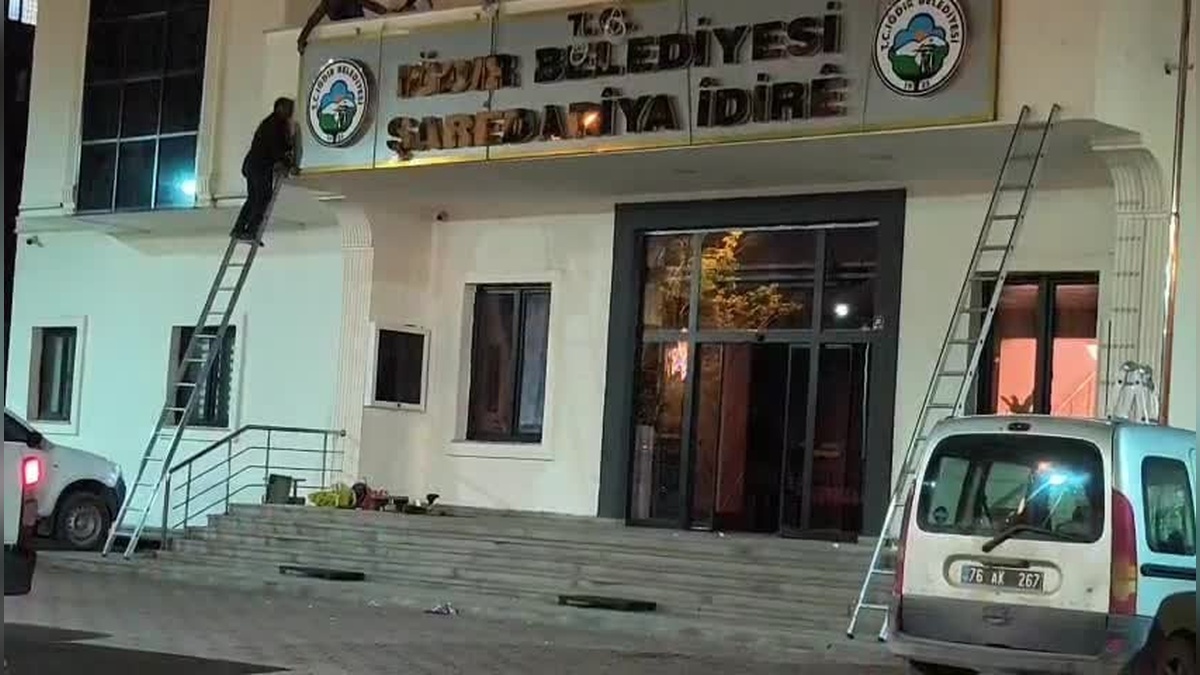 Iğdır Belediyesi tabelasına Kürtçe eklendi: 'Şarederiya İdire' yazısı dikkat çekti