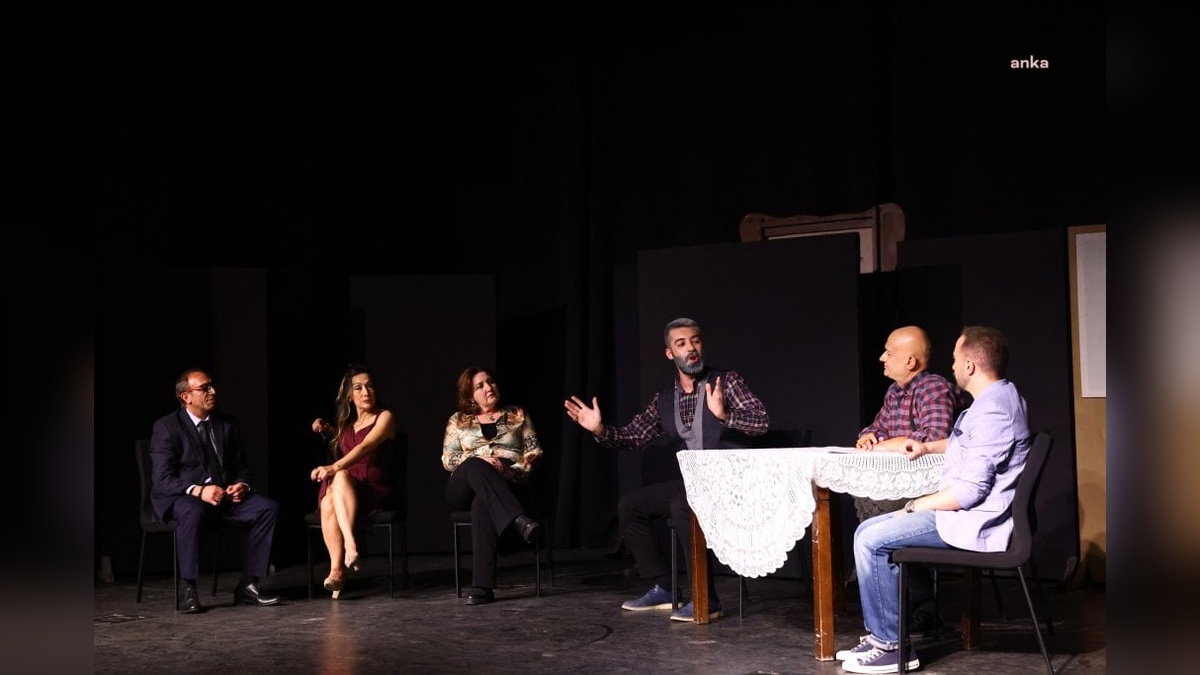 Çankaya Belediyesi Yıldız Semt Tiyatrosu: '40 Yıl Önce 40 Yıl Sonra' oyunu sanatseverlerle buluştu