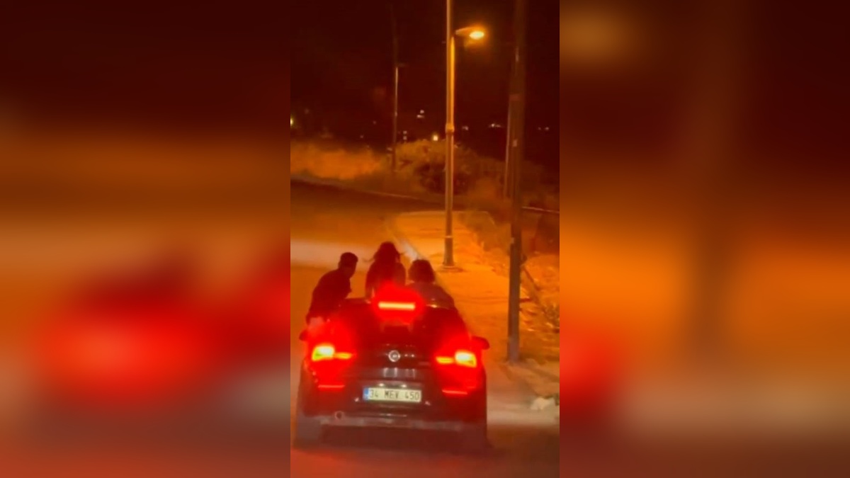 Beylikdüzü'nde tehlikeli yolculuk: Araç camından çıkan gençlere ceza yağdı