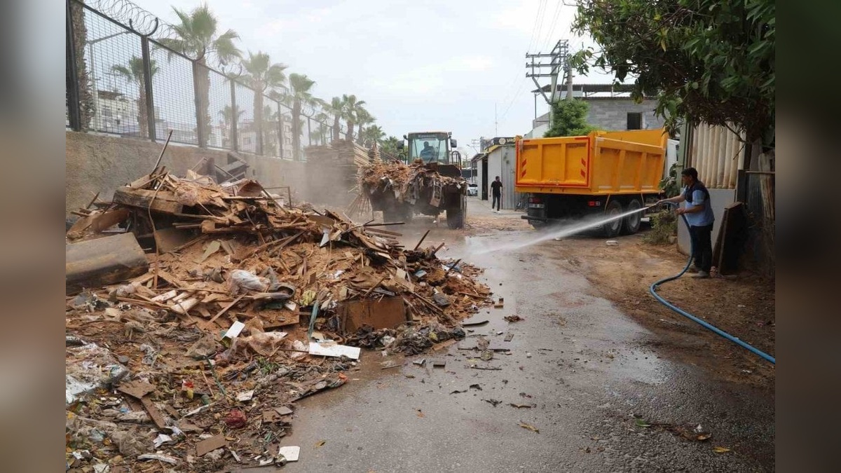 Akdeniz Belediyesi'nden temizlik seferberliği: Moloz ve atıklar toplanıyor