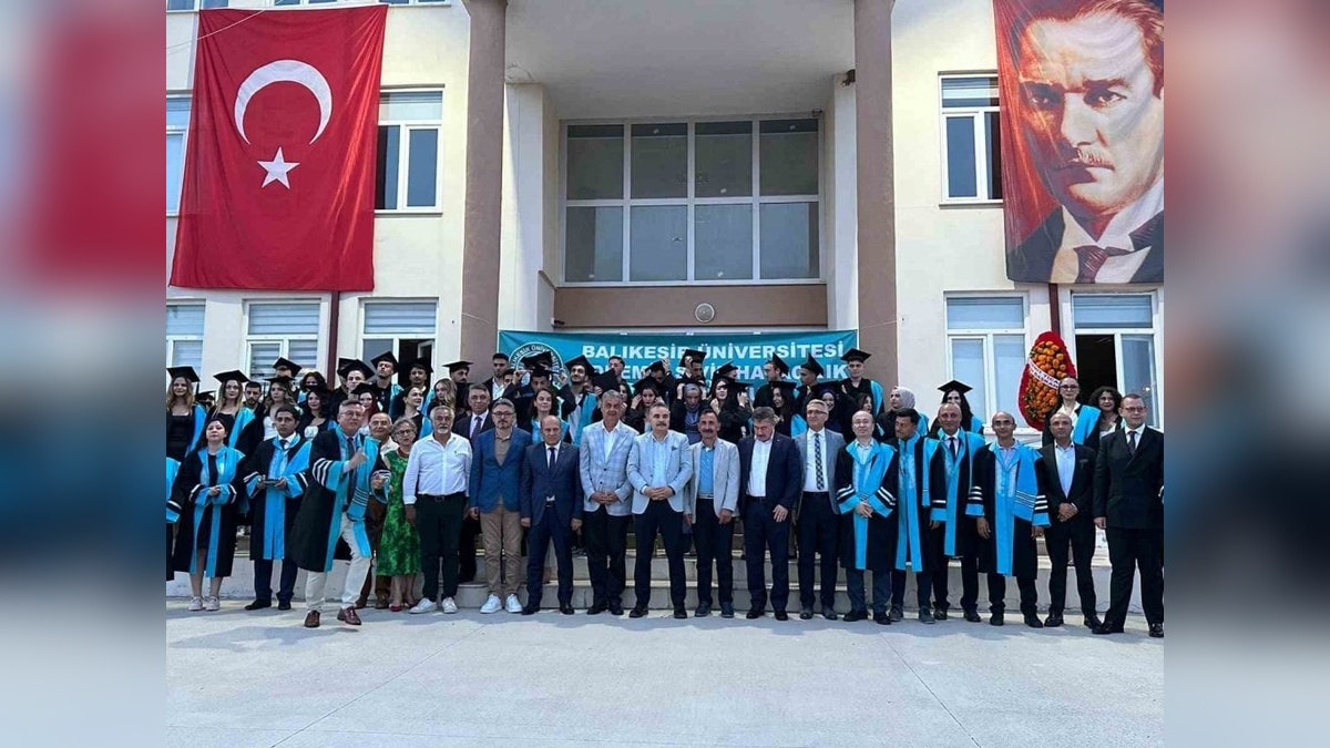 Balıkesir Üniversitesi Edremit Havacılık Yüksek Okulu'nda mezuniyet coşkusu: 50 öğrenci kep attı