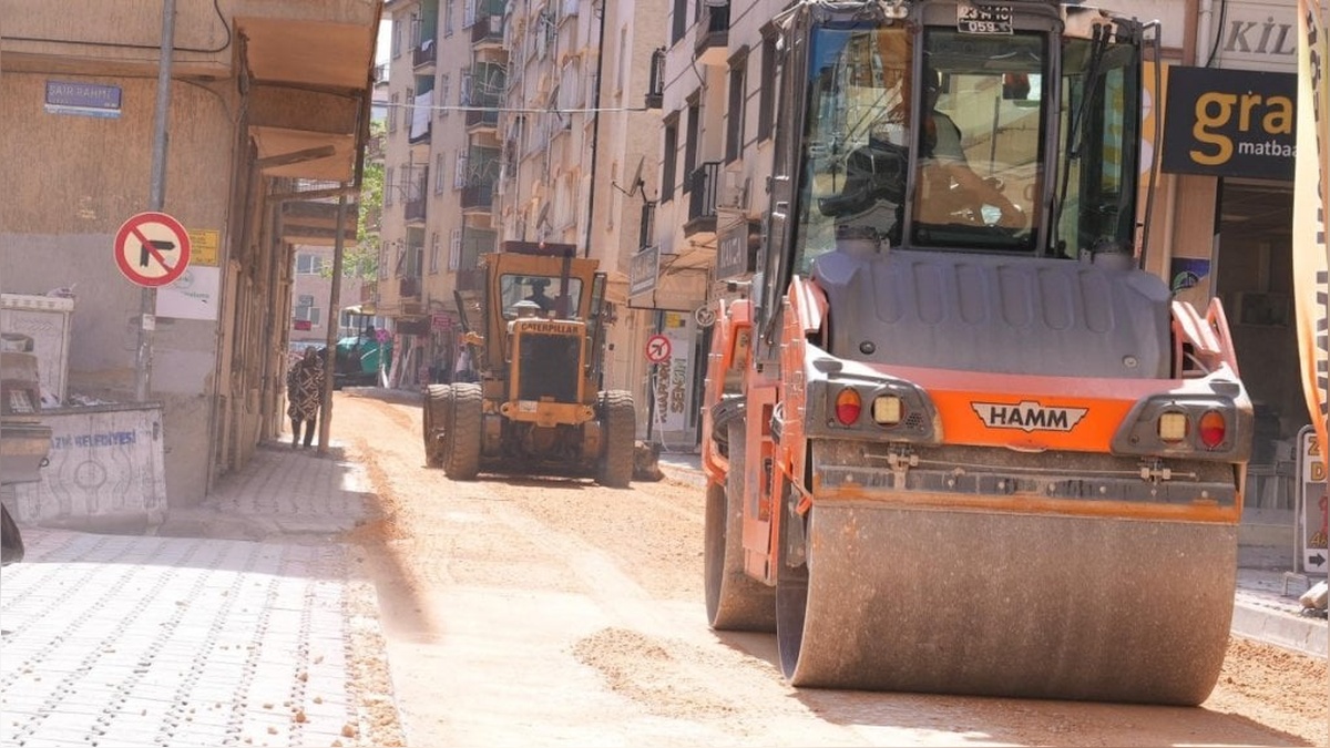 Elazığ Belediyesi'nden asfalt seferberliği: Yeni Mahalle yolları yenileniyor