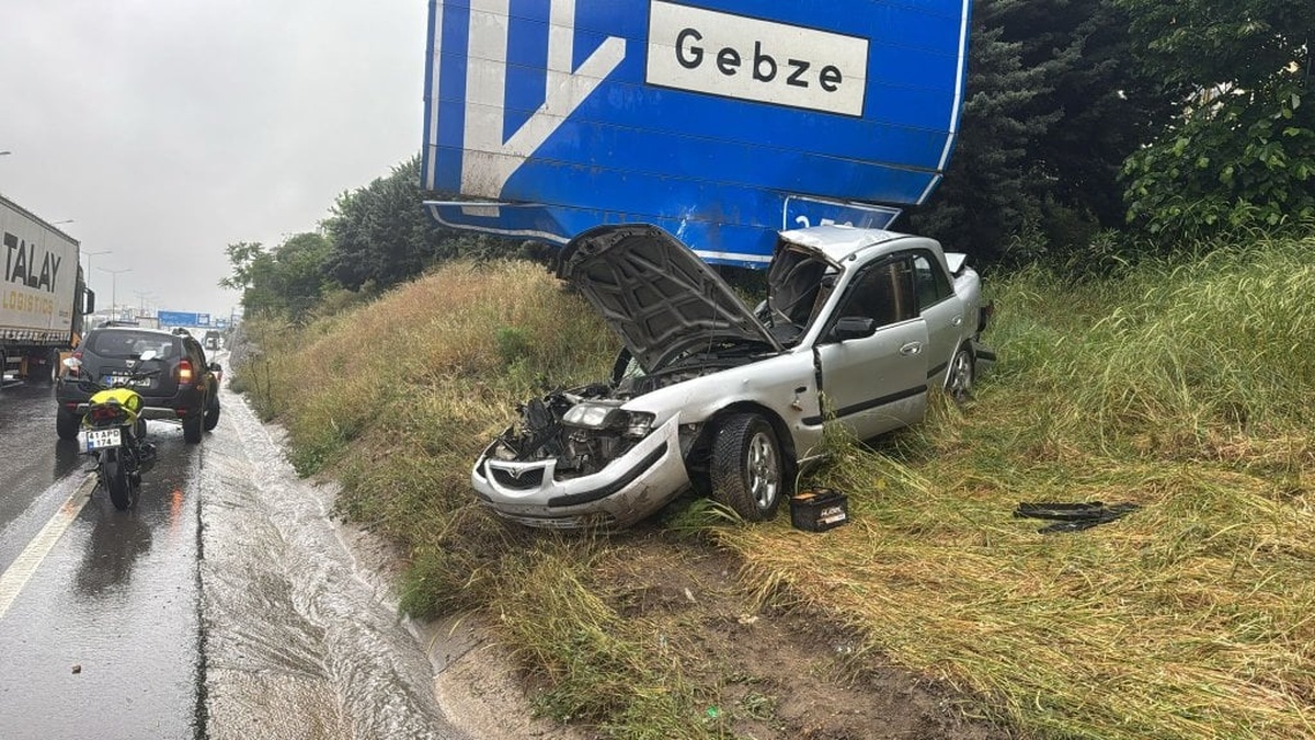 Gebze'de yağmur kazası: Otomobil takla attı, sürücü yaralandı