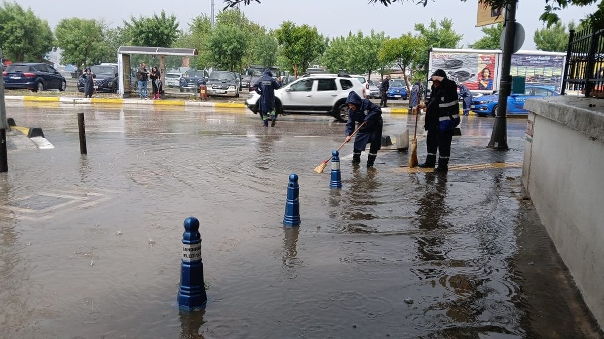 Balıkesir'de sağanak yaşamı felç etti: Metrekareye 6 saatte 70 kilogram yağış düştü