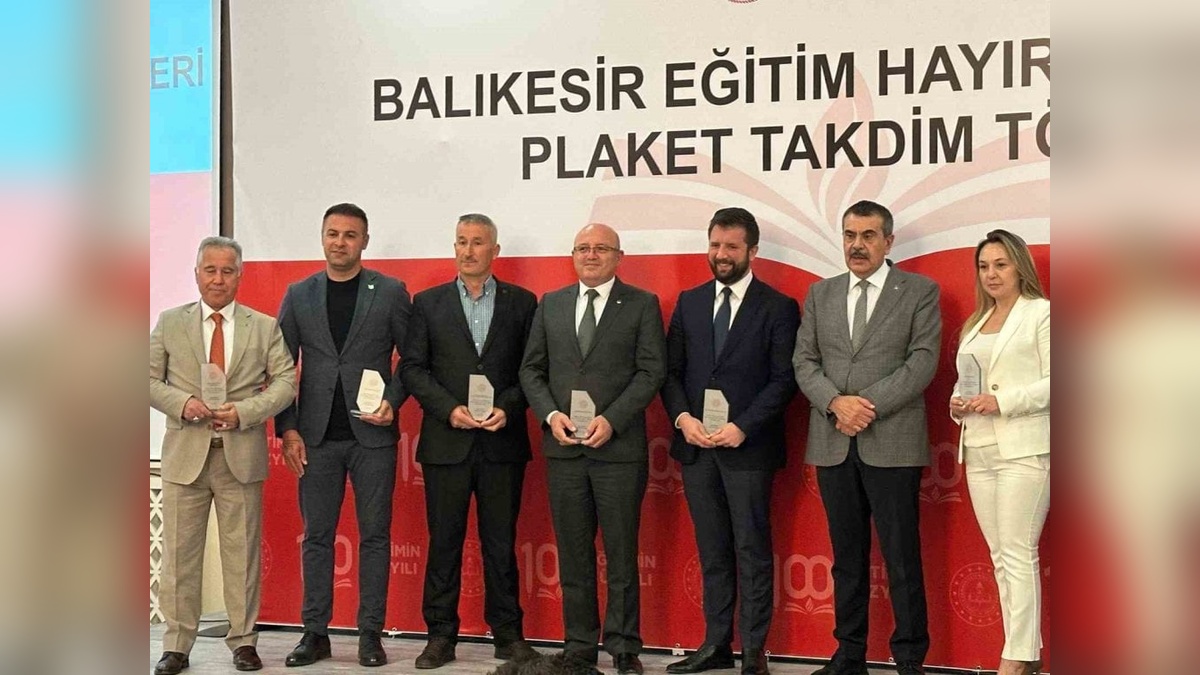Milli Eğitim Bakanı Tekin: Balıkesir'de hayırseverlere plaket verdi