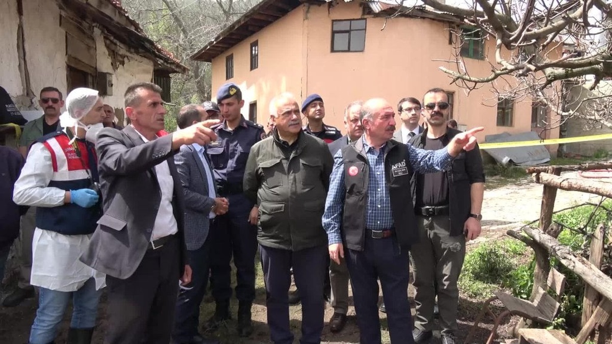 Çorum'da köy yangını: Üç ev, iki samanlık ve bir ahır küle döndü