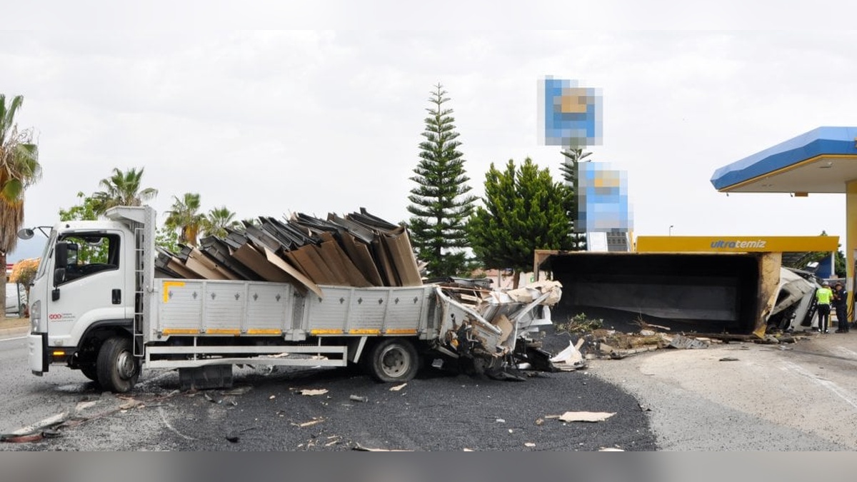 Antalya'da Sıcak Asfalt Yüklü Kamyon Durağa ve Kamyonete Çarptıktan Sonra Devrildi: Sürücü Yaralandı
