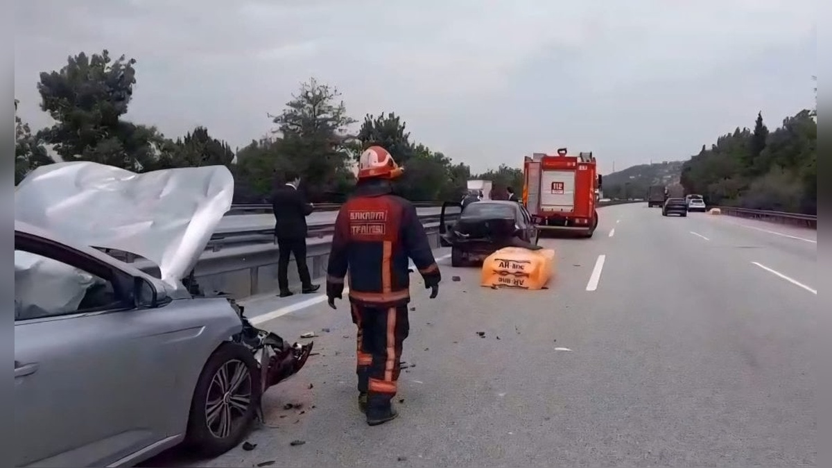 Sapanca'da zincirleme kaza: TIR'dan düşen köpük 3 yaralıya neden oldu