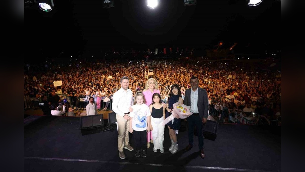 Merkezefendi'de 19 Mayıs coşkusu: Melis Fis sahne aldı