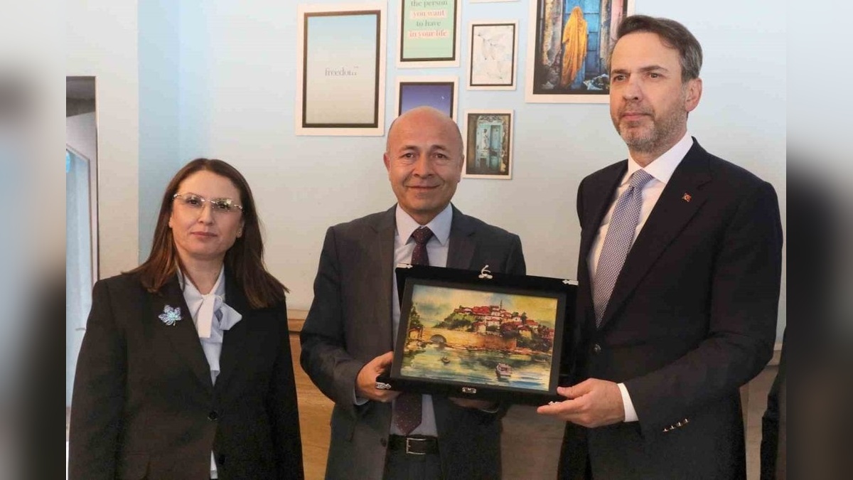 Enerji Bakanı Bayraktar, Amasra Belediye Başkanı Çakır'ı ziyaret etti