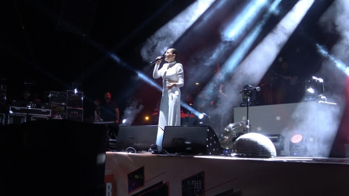 Kilis Belediyesi'nden 19 Mayıs konseri: Merve Özbey sahne aldı