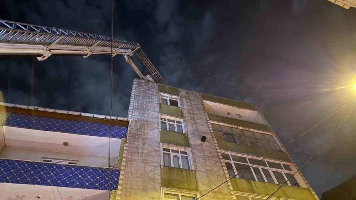Küçükçekmece'de çatı yangını: Alevler kısa sürede çatıyı sardı