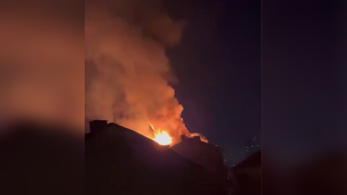 Küçükçekmece'de çatı yangını: Havai fişek iddiası